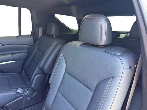 Used 2025 Chevrolet Traverse Z71 w/ Enhanced Driving Package AWD/4WD image 16