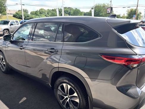 Used 2022 Toyota Highlander XLE AWD/4WD image 14