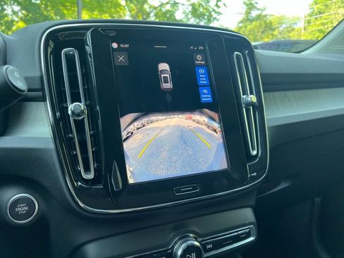 Certified 2025 Volvo XC40 B5 Core AWD/4WD image 19