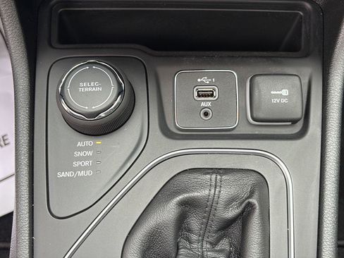 Used 2022 Jeep Cherokee Latitude Lux w/ Sun & Sound Group AWD/4WD image 18