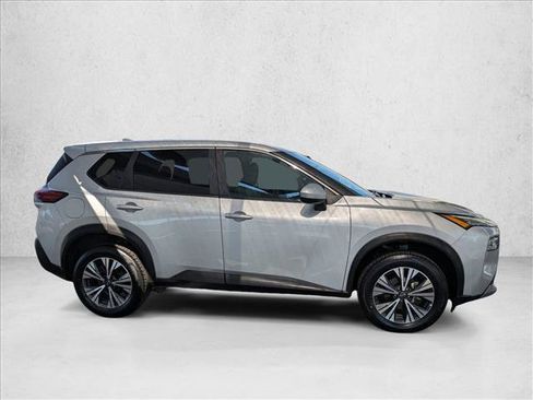 Used 2023 Nissan Rogue SV image 4