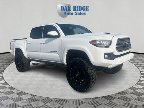 Used 2016 Toyota Tacoma TRD Sport w/ Towing Package image 3