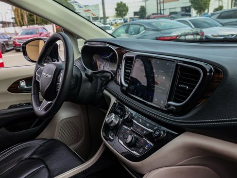 Used 2023 Chrysler Pacifica Limited image 19
