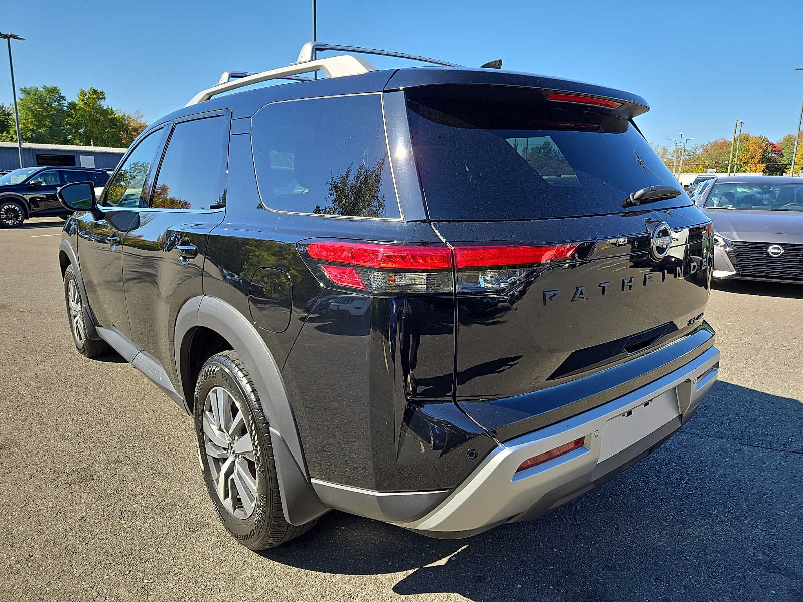 Used 2023 Nissan Pathfinder SL w/ Black Appearance Package AWD/4WD image 6