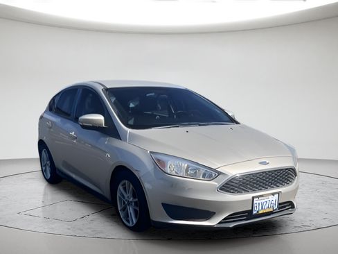 Used 2018 Ford Focus SE w/ Cold Weather Package FWD image 1
