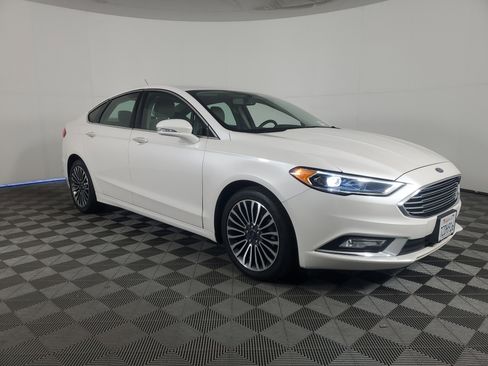 Used 2017 Ford Fusion SE w/ Fusion SE Technology Package image 2