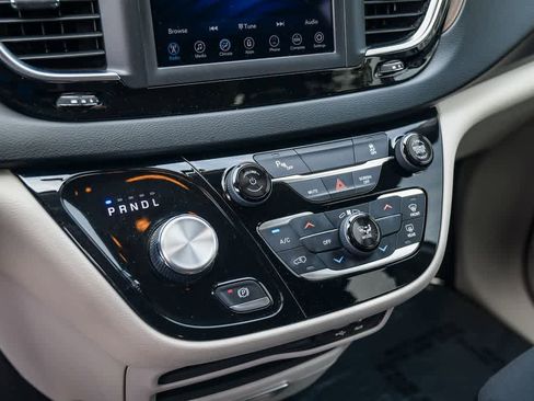 Used 2019 Chrysler Pacifica L image 21