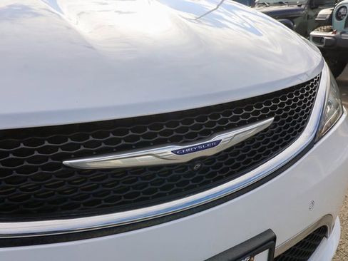 Used 2020 Chrysler Pacifica Limited w/ Tire & Wheel Group image 19