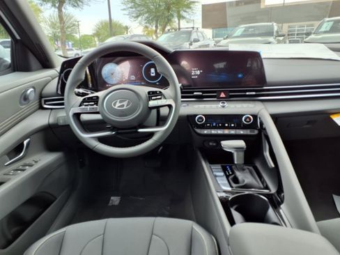 Used 2025 Hyundai Elantra SEL image 10