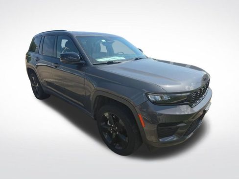 Used 2023 Jeep Grand Cherokee Altitude AWD/4WD image 2