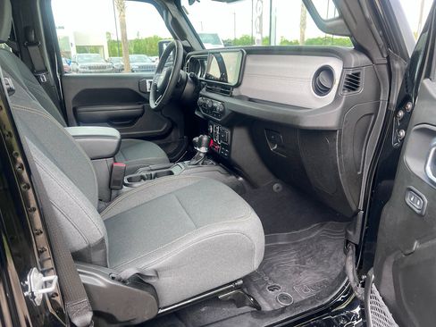 Used 2025 Jeep Wrangler Willys image 18