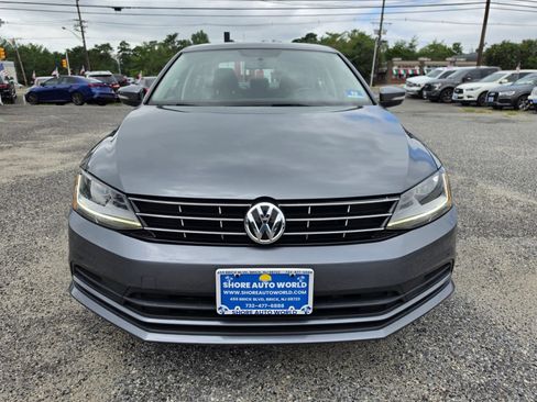 Used 2018 Volkswagen Jetta SE FWD image 2