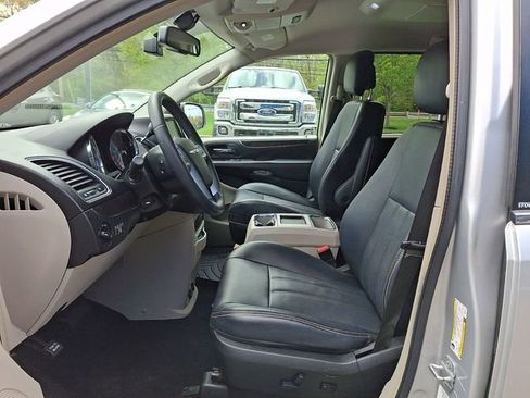 Used 2012 Chrysler Town & Country Touring-L w/ Entertainment Group #2 FWD image 13