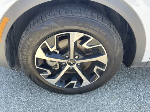 Used 2025 Kia Sportage EX FWD image 13