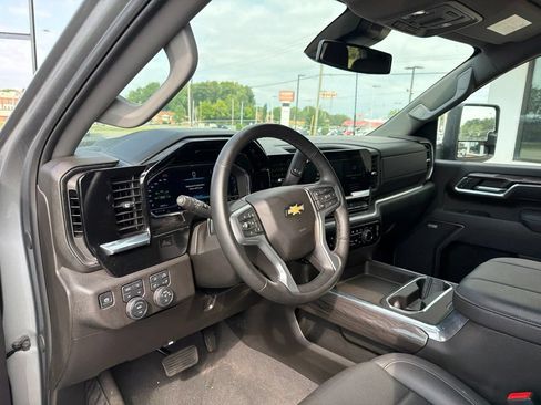 Used 2025 Chevrolet Silverado 2500 LTZ w/ LTZ Convenience Package AWD/4WD image 3