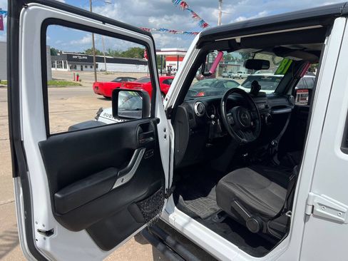Used 2018 Jeep Wrangler Unlimited Rubicon w/ Max Tow Package AWD/4WD image 8