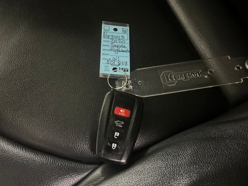 Used 2020 Toyota Highlander XLE image 83