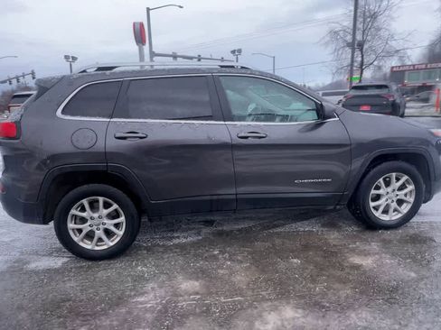 Used 2016 Jeep Cherokee Latitude w/ Cold Weather Group AWD/4WD image 9