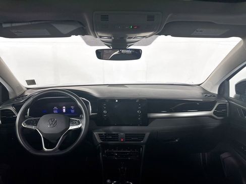 Certified 2025 Volkswagen Taos SE image 12