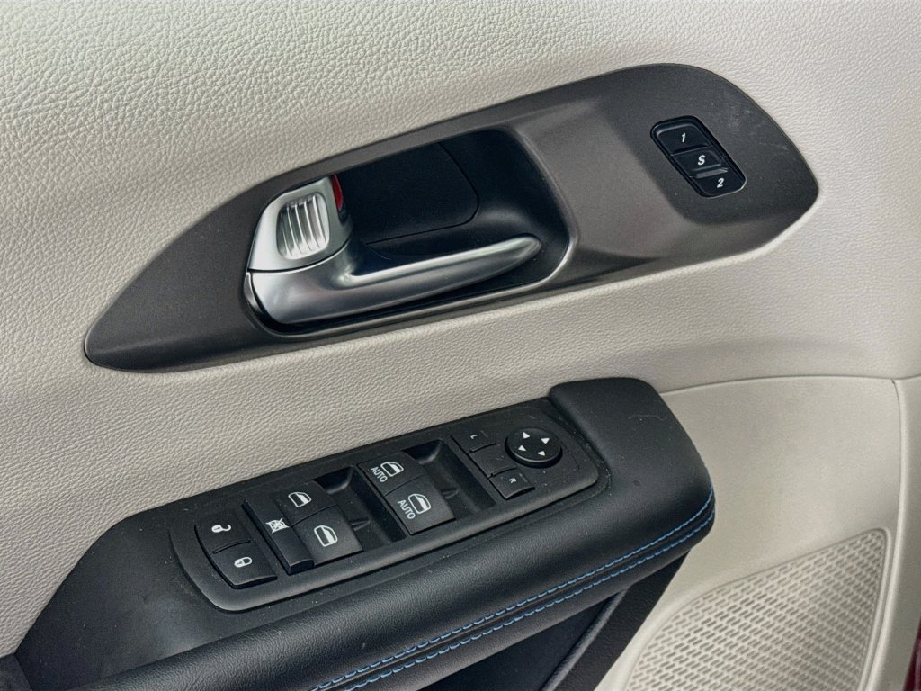 Used 2021 Chrysler Pacifica Touring-L FWD image 18
