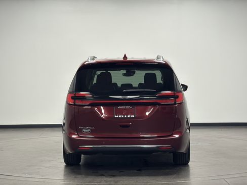Used 2021 Chrysler Pacifica Touring-L image 7