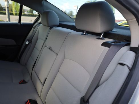 Used 2013 Chevrolet Cruze LT image 12