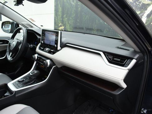 Used 2020 Toyota RAV4 Limited image 25