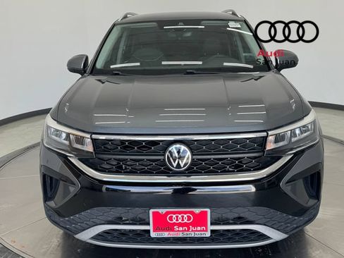 Used 2023 Volkswagen Taos SE FWD image 2