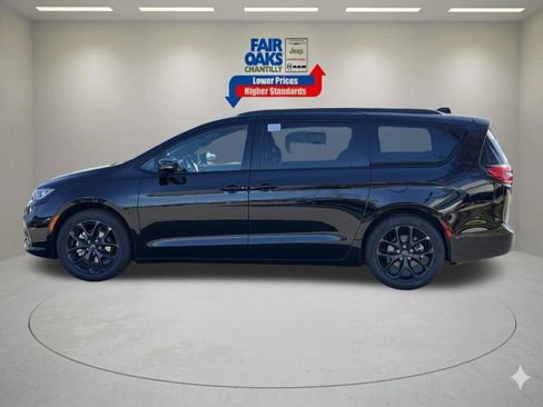 New 2026 Chrysler Pacifica Limited image 9