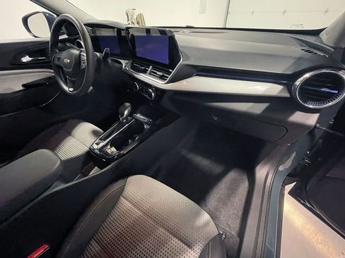 Used 2025 Chevrolet Trax LT FWD image 25