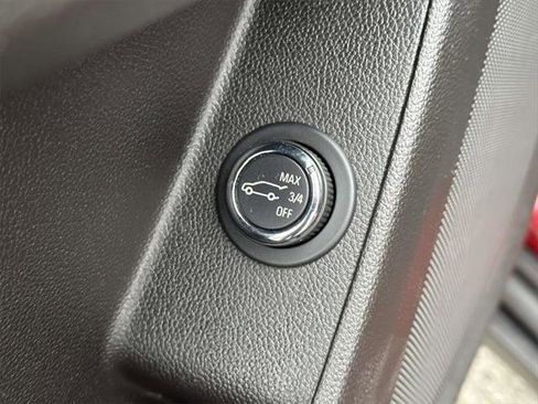 Used 2021 Chevrolet Traverse LT image 22