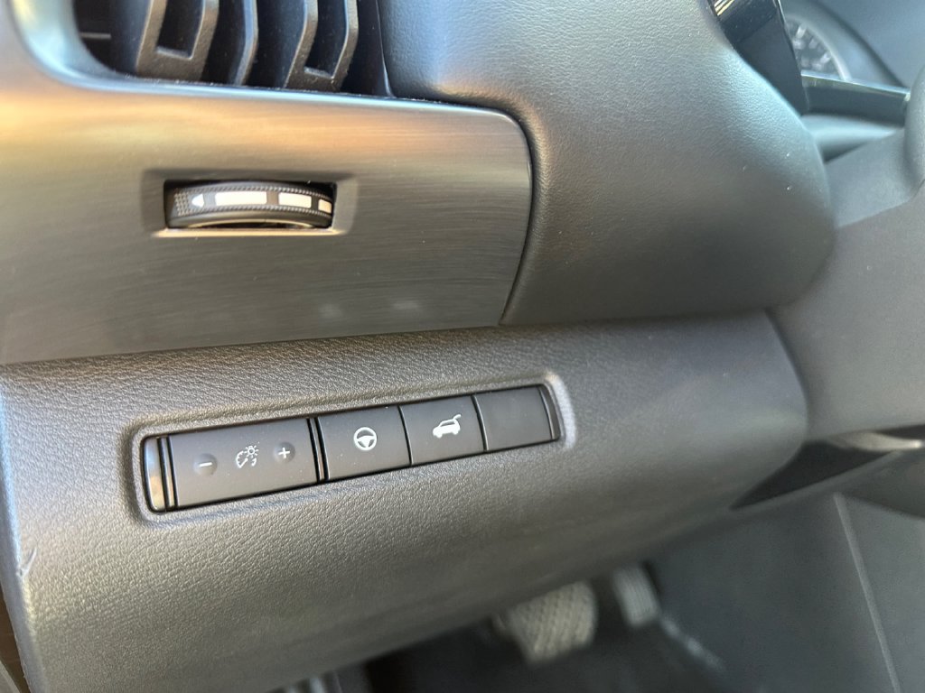 Used 2022 Nissan Pathfinder SL AWD/4WD image 12