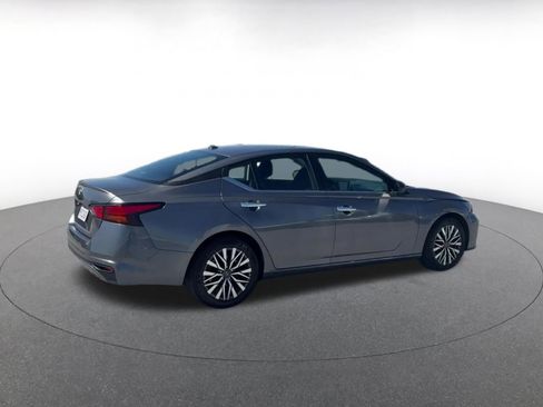 Used 2025 Nissan Altima 2.5 SV FWD image 14