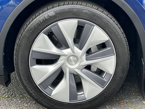 Used 2022 Tesla Model Y Long Range image 35