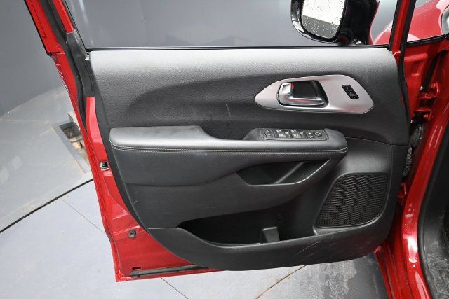 Used 2025 Chrysler Pacifica Limited FWD image 11
