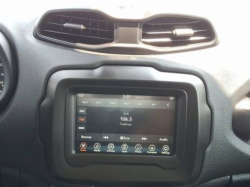Used 2018 Jeep Renegade Latitude AWD/4WD image 17