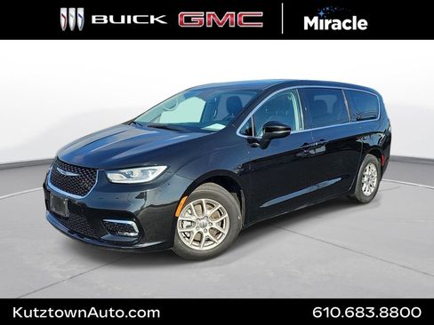 Used 2023 Chrysler Pacifica Touring-L FWD image 1