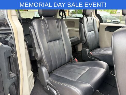 Used 2014 Chrysler Town & Country Touring FWD image 21