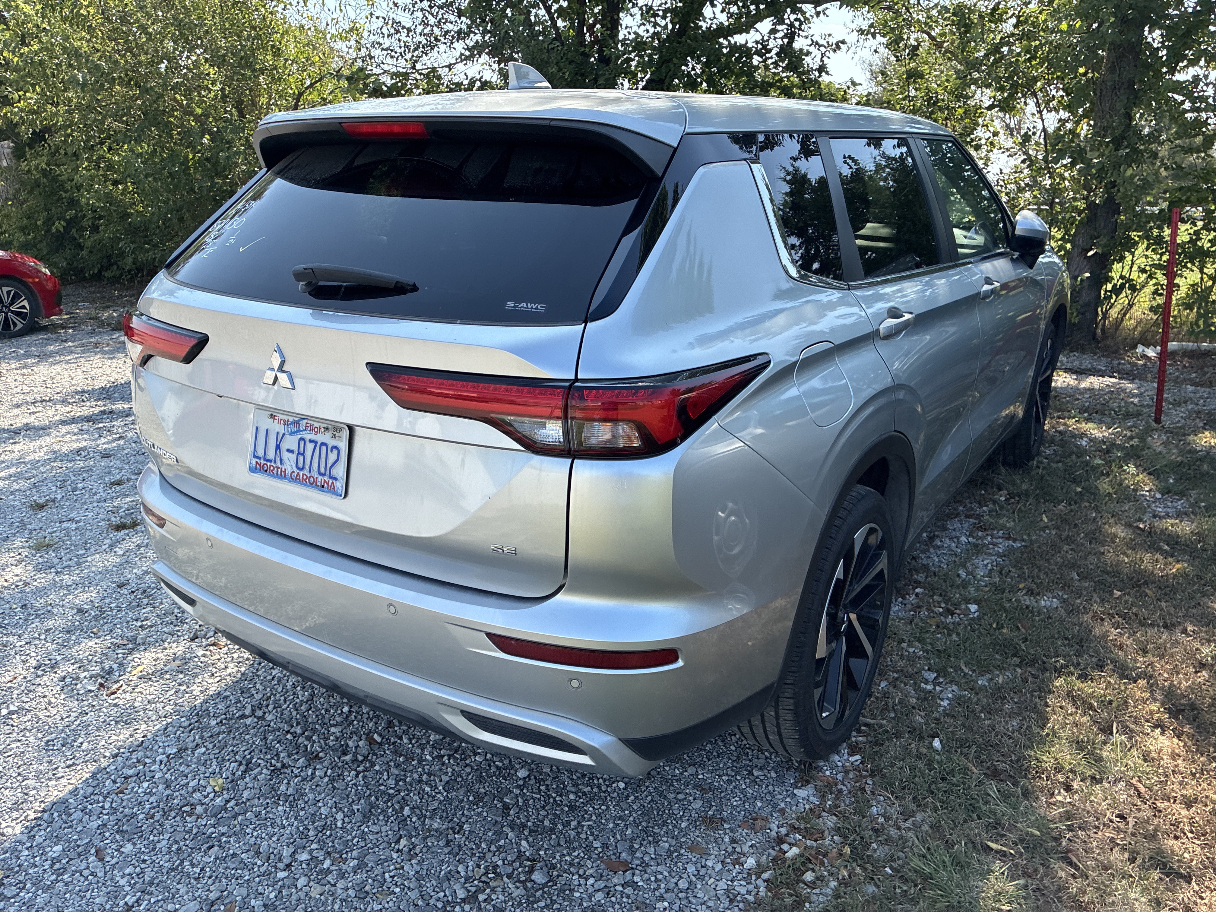 Used 2024 Mitsubishi Outlander SE AWD/4WD image 3