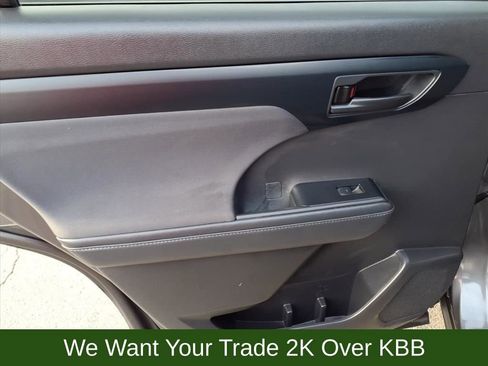 Used 2022 Toyota Highlander LE image 22