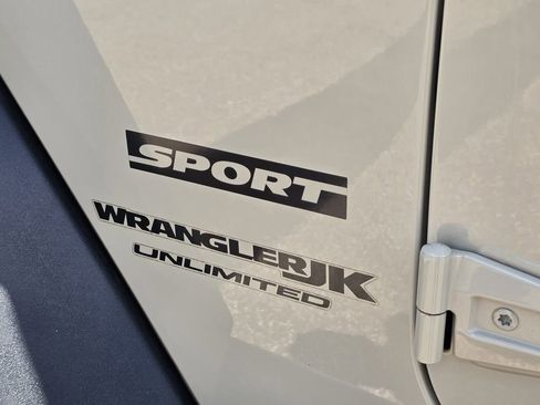 Used 2018 Jeep Wrangler Unlimited Sport w/ Connectivity Group AWD/4WD image 32