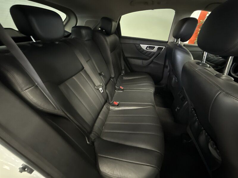 Used 2017 INFINITI QX70 AWD w/ Premium Package image 26