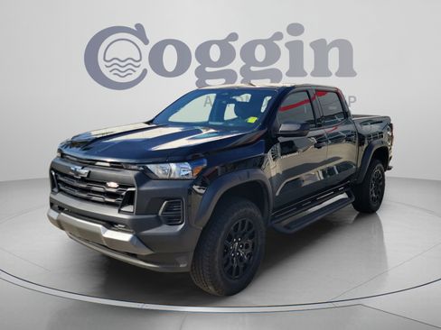 Used 2024 Chevrolet Colorado Trail Boss w/ Advanced Trailering Package AWD/4WD image 2