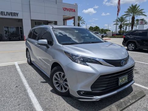 Used 2025 Toyota Sienna XLE FWD image 1