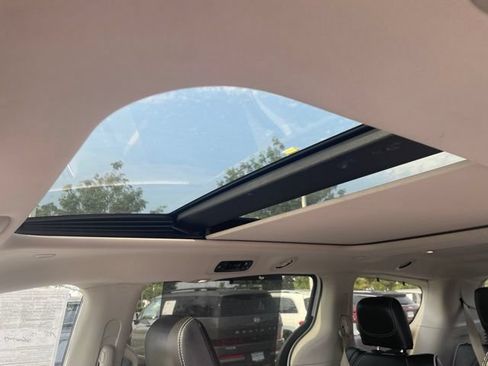 Used 2023 Chrysler Pacifica Limited FWD image 11