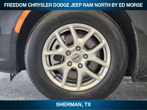 Used 2024 Chrysler Pacifica Touring-L image 7