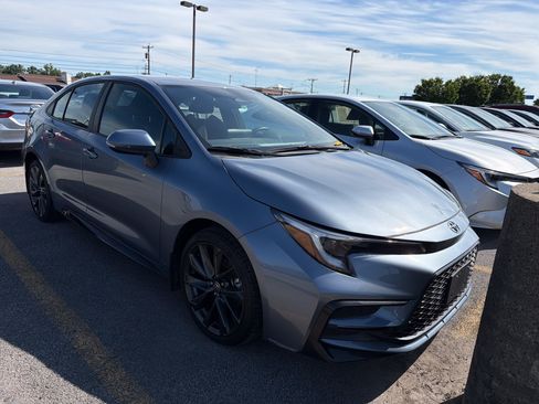 Used 2025 Toyota Corolla SE w/ Convenience Package FWD image 2
