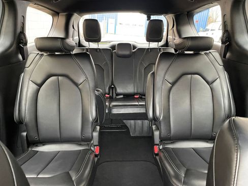 Used 2025 Chrysler Pacifica Select image 40
