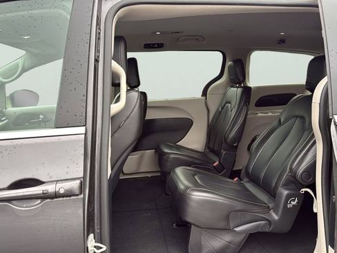 Used 2023 Chrysler Pacifica Touring-L FWD image 18