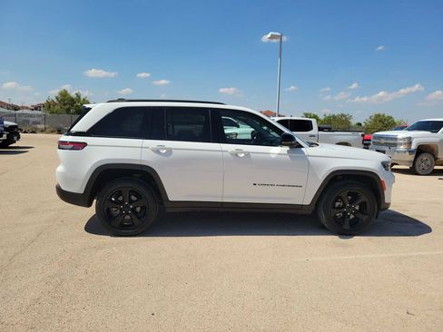 Used 2023 Jeep Grand Cherokee Limited w/ Black Appearance Package AWD/4WD image 9